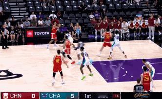 中国队首节就三粒进球，1助攻9失误！
北京时间7月8日，中国男篮与黄蜂的夏联，球