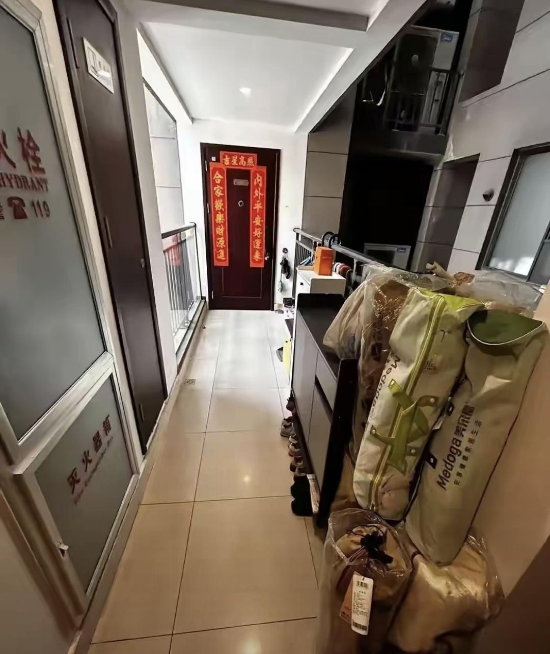 璞悦湾4栋2单元，石女士家门外那段楼道，去年清了3次，今年清明前又堆满——露营折