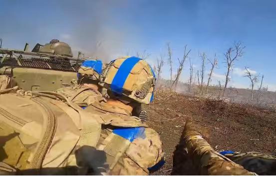 别看俄罗斯还在挣扎，数据不会骗人。战前，欧盟在经济规模和军工实力上就已经远远超过