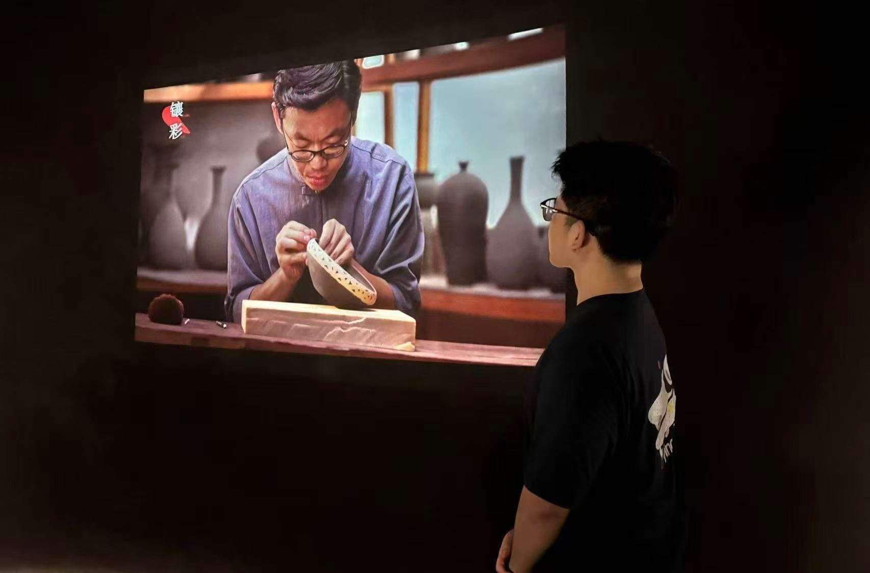秦岭笑谈 曲师学子溯瓷源，赤土寻根守匠心为深挖燕赵非遗文脉，溯源传统瓷艺根脉，传