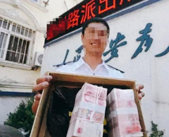 “太无耻！”浙江，男子捡到22万，立刻报警，警察调出监控，很快找到了失主，失主拿