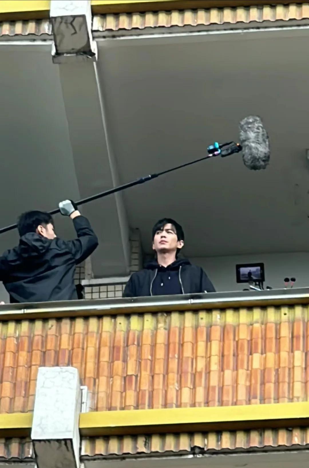 重庆偶遇张若昀云拍戏，今天这个造型看起好有颓废感呀，整个人看起来又沧桑又瘦，昨天