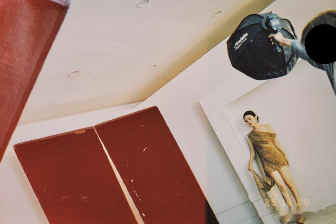 赵丽颖金色斜肩裙 ​​​​赵丽颖金色斜肩裙造型，赵老师周一营业按时送达，金色斜肩