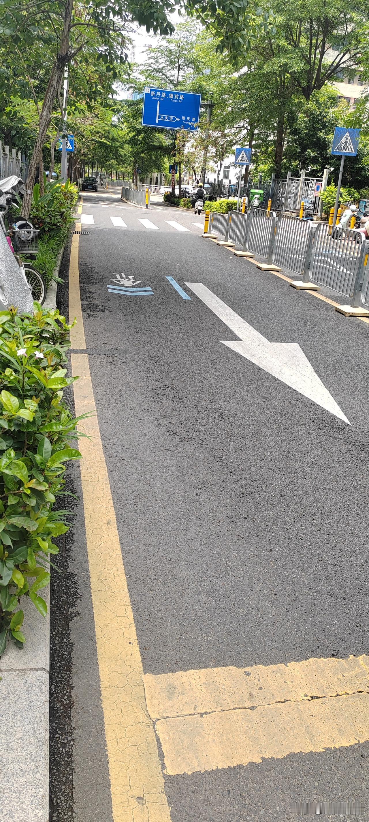 电鸡围城的深圳怎么破？路就那么宽的一条路还一分为二出来一个非机动车道，小区门口堆