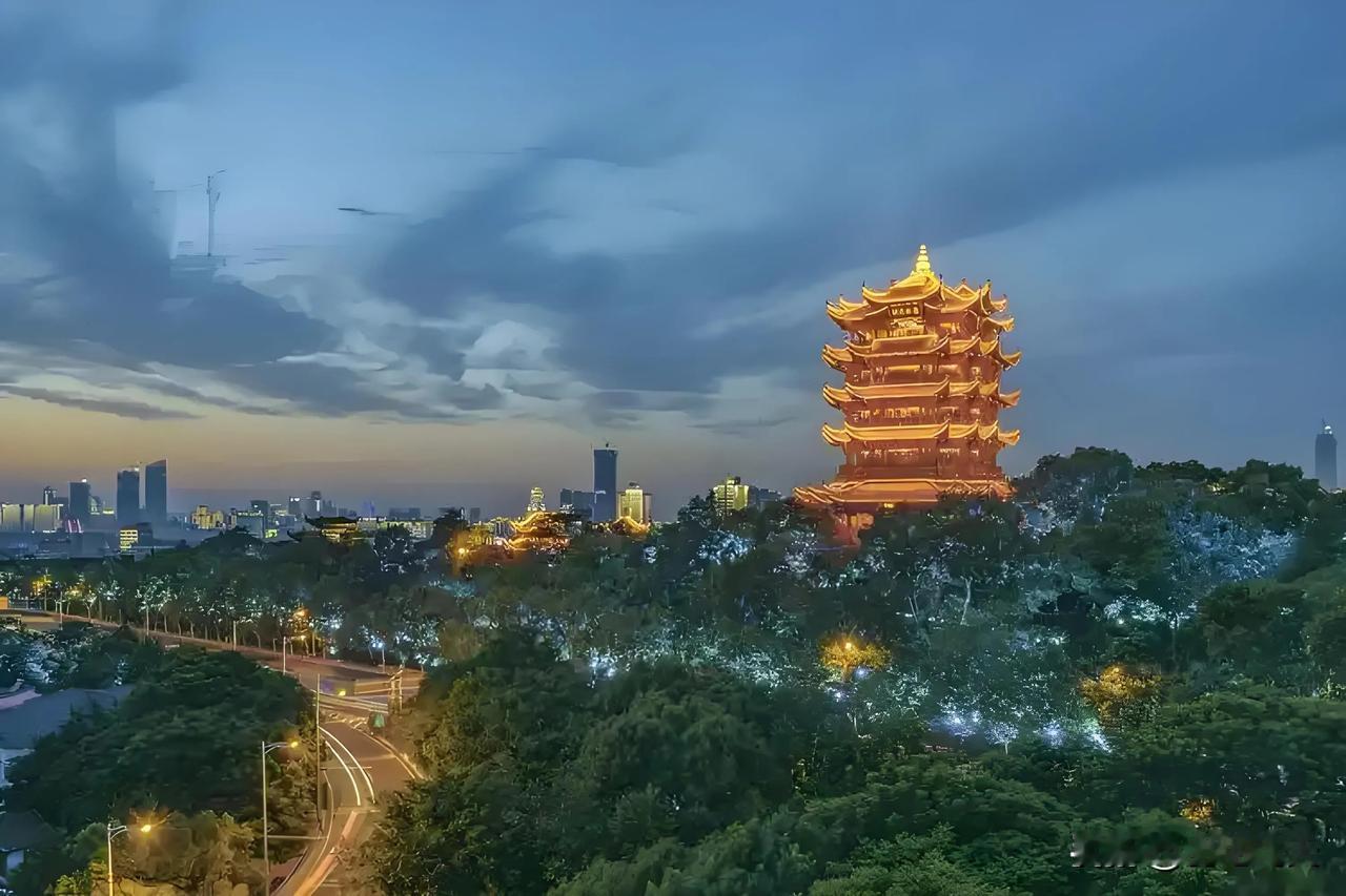 鹧鸪天：黄鹤楼遣怀
伫立危栏望楚天，武昌城外起炊烟。汉阳树下留芳影，黄鹤楼前送素