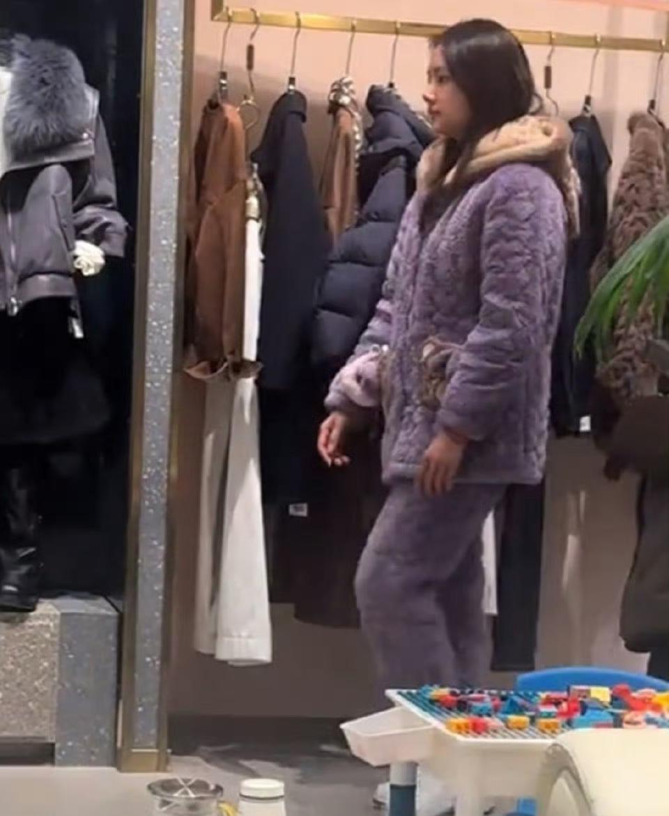 女演员任敏回湖南老家过年，穿着睡衣就出门逛街了，一点架子都没有，真的太接地气了。