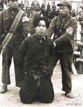 1951年1月的某一天，戴笠之子，戴善武，在一座冷清的刑场中跪地，双手被牢牢捆绑