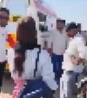 印度中央邦救护车沦为“移动宾馆”，年轻女大学生与1名男青年在车内做“人工呼吸”。