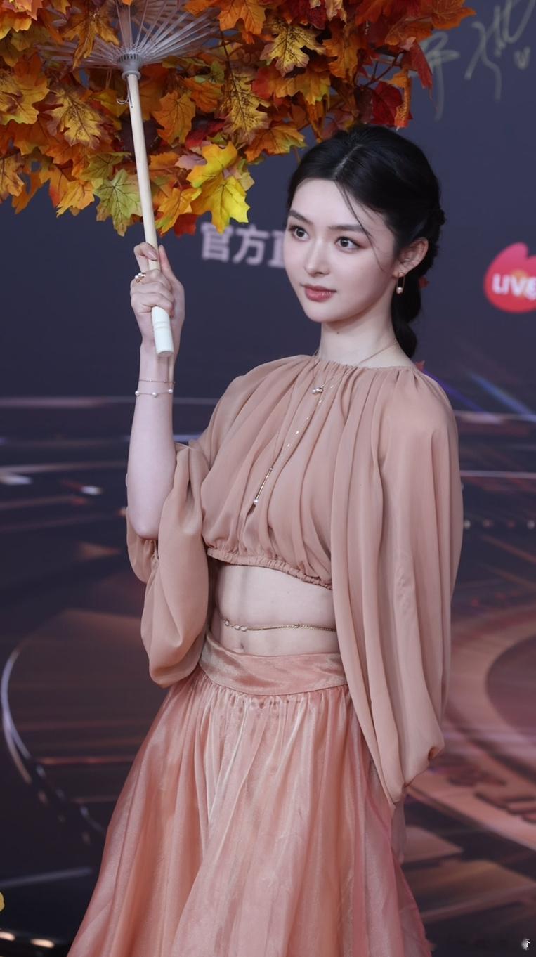 廖慧佳 马甲线 哇哦！廖慧佳这马甲线就像两条完美的平行线，整齐又好看。红毯上的她