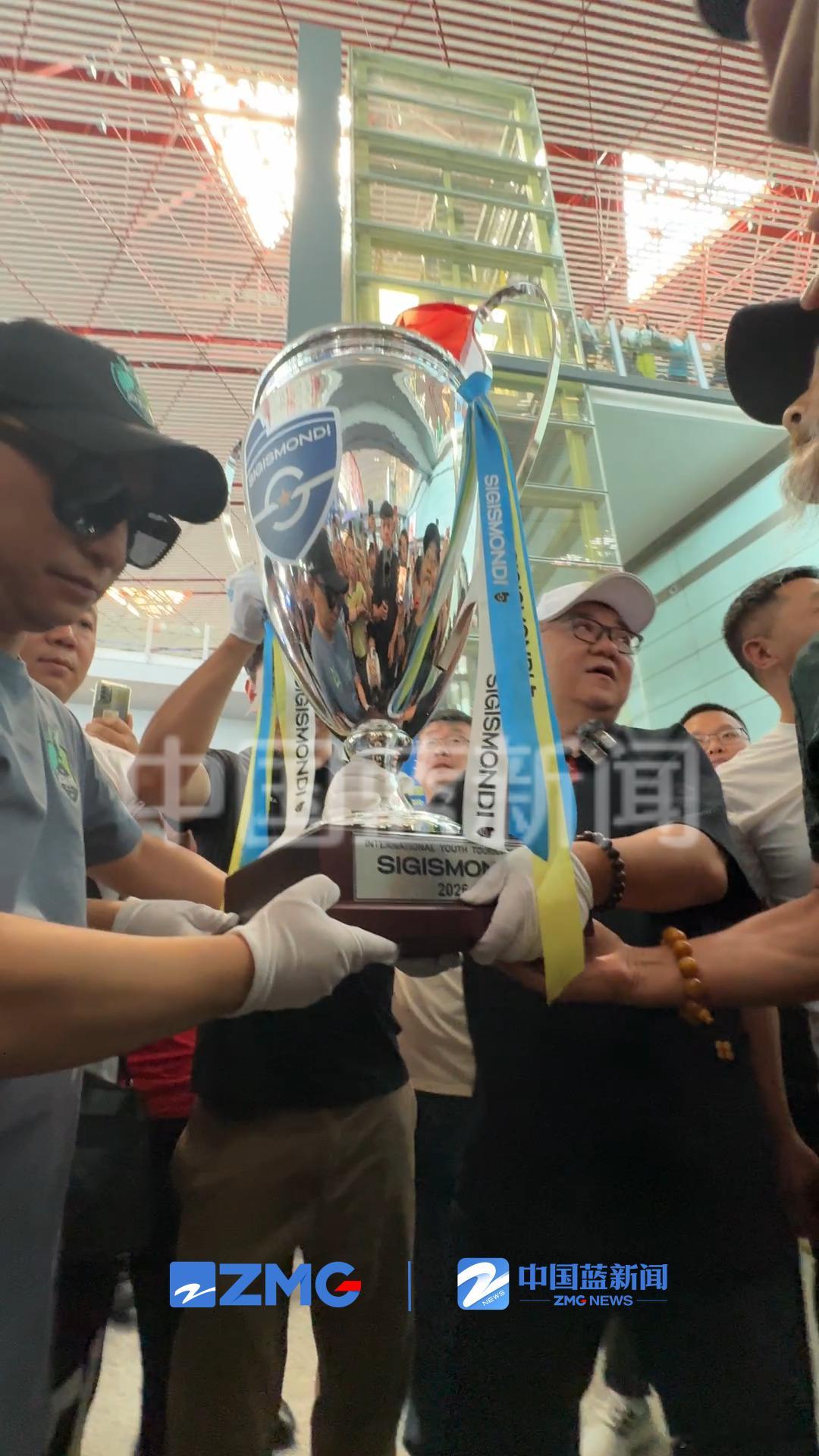 【温州侨胞带着U12冠军奖杯平安回国】6月24日12时48分，从罗马飞来的CA9