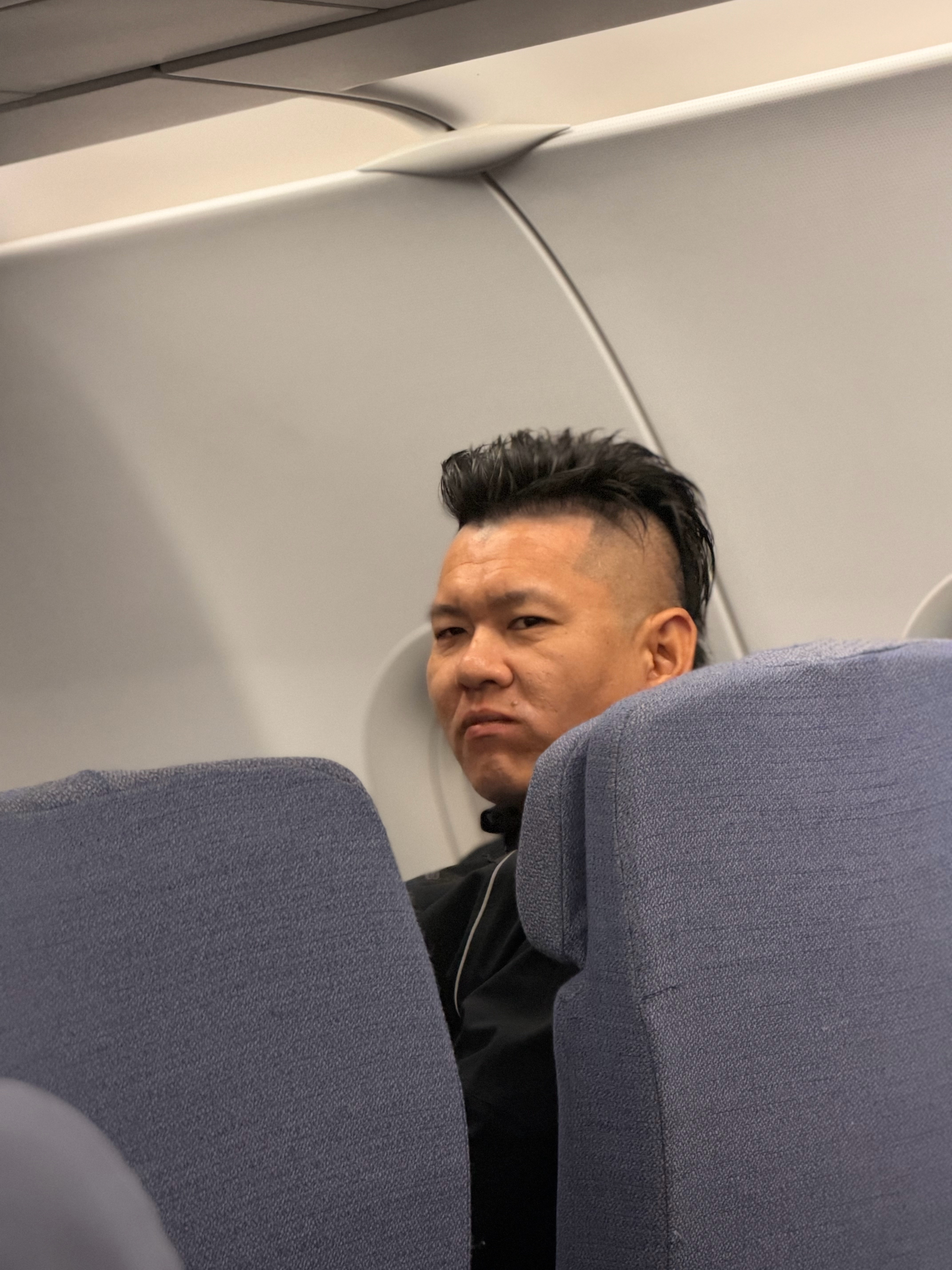 生产队的那啥竟然坐在第一排了， 啥档次啊！据说一天没吃饭了，也怪可怜的。[二哈]