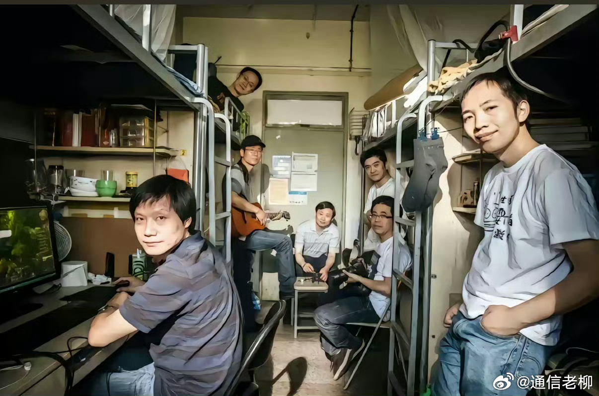 翻老照片时候看到一张十五年前小米刚刚创办时候，创始人团队的一张在宿舍的合影，满满