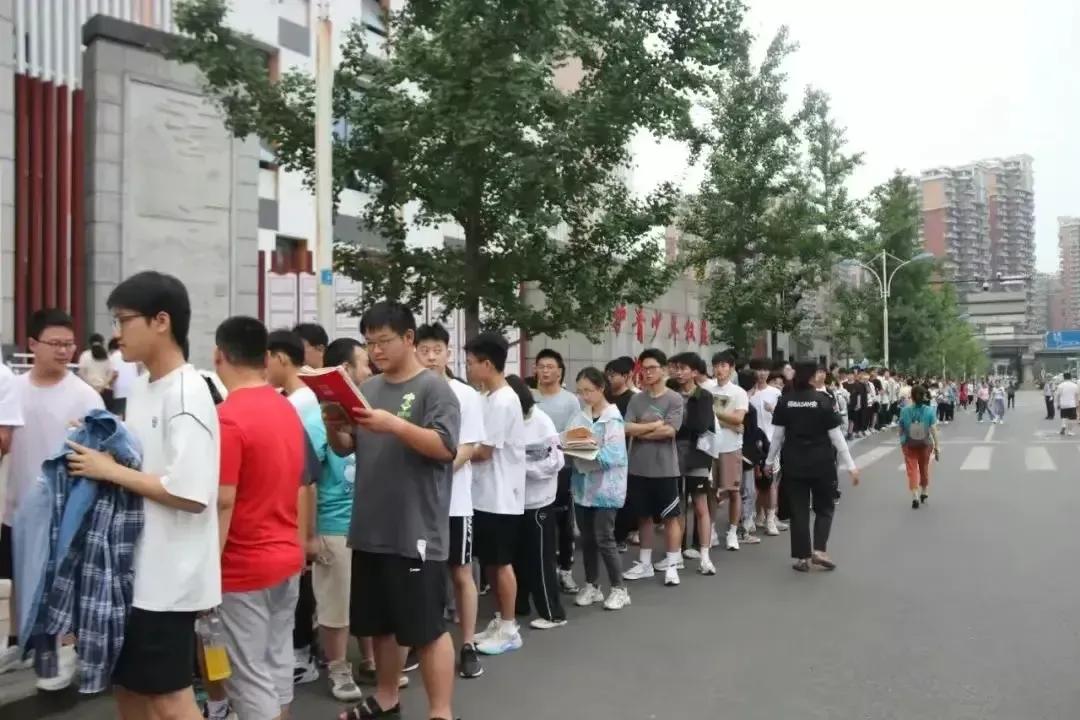 细思极恐，8.5元的文具让考生花35~45元？这利润4~5倍，真的向考生下手了吗