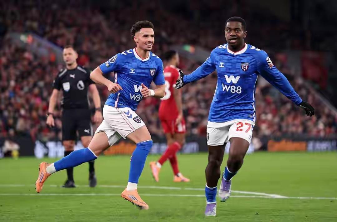 英超第14轮，卫冕冠军利物浦主场1-1战平升班马桑德兰，近9轮仅2胜1平6负。第