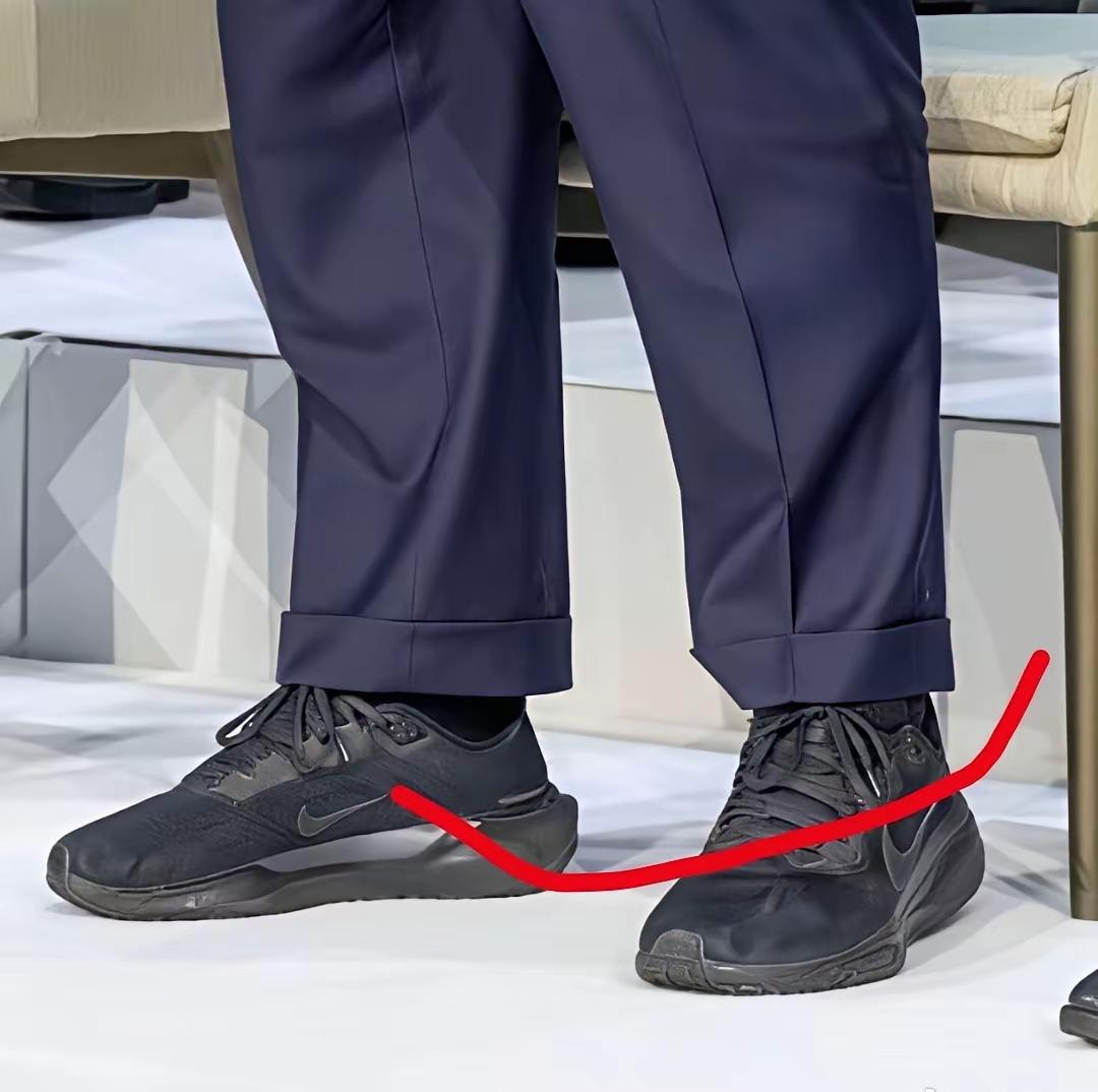 以为是我的穿戴，被谁发上了网上，也是一个老师打对勾的鞋，那是我儿子不穿的旧鞋扔在