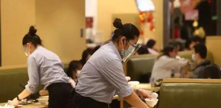 6月13日，一架满载的国际航班平稳降落阿姆斯特丹史基浦机场，拖着行李的老徐（化名