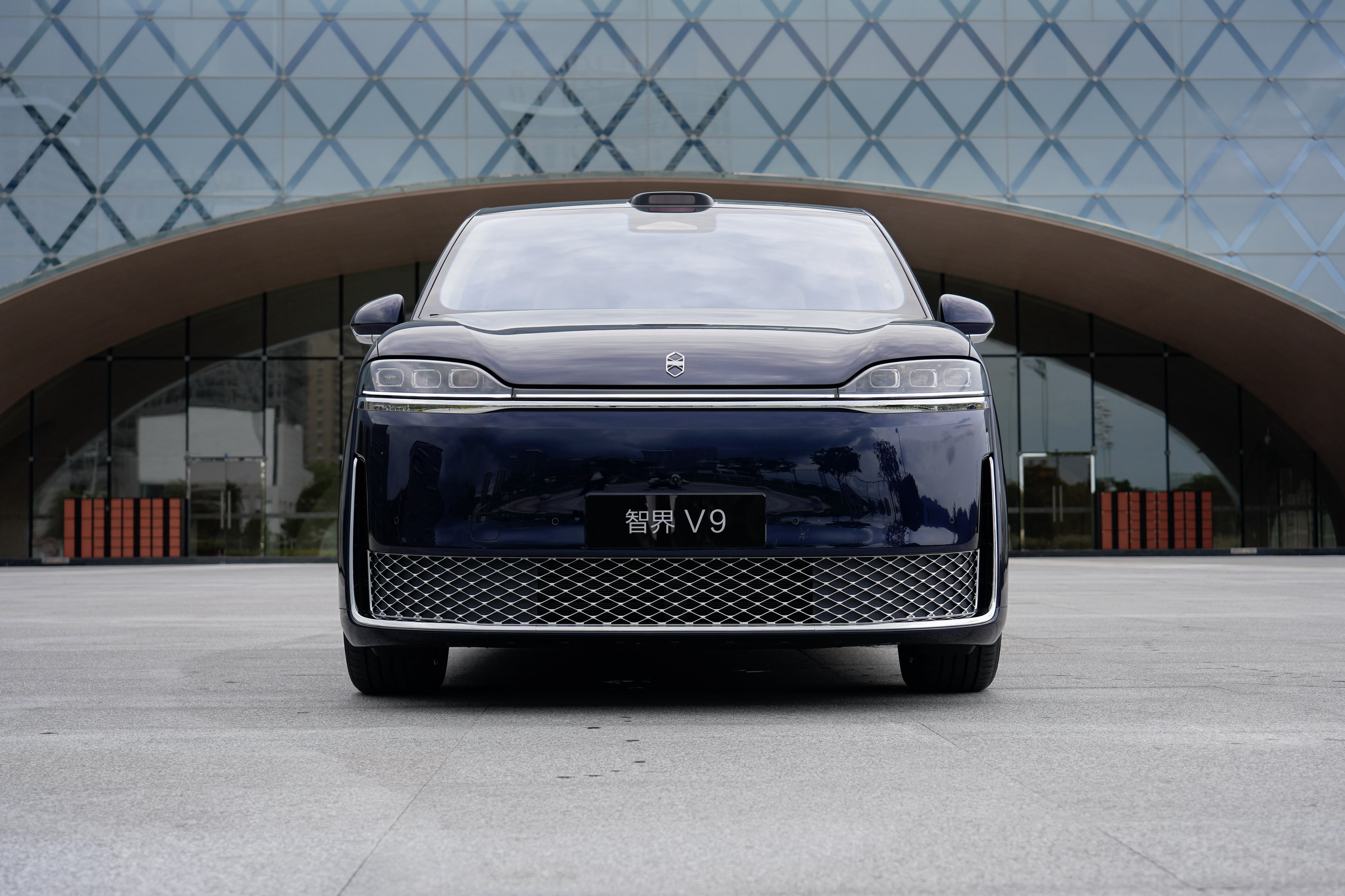 试了下智界V9这车哪都挺好的就是有一点我不喜欢开这车不能穿白衬衫