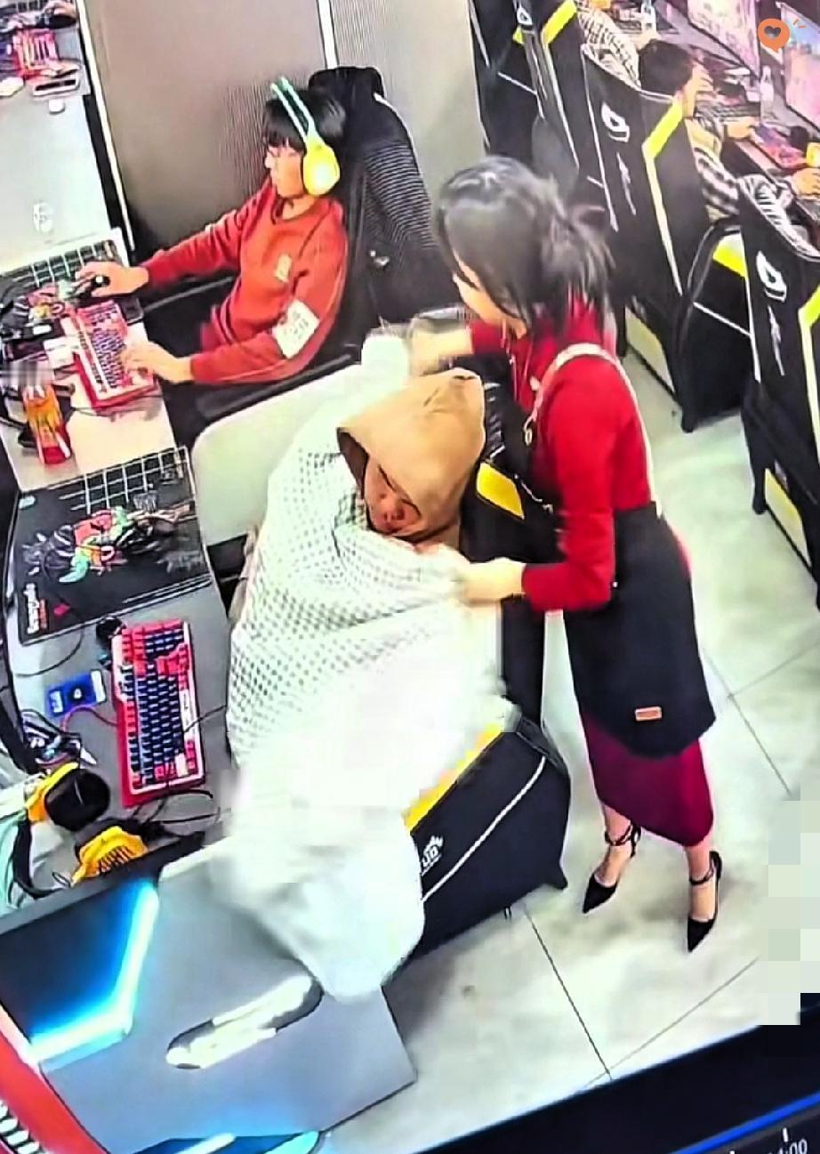 网吧里的暖心操作居然藏着这么多小心思！

云南一男子上网时睡着，前台小姐姐怕出意