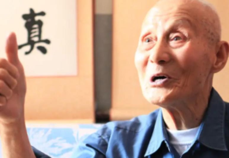 1983年，县领导到村子里视察，发现一个63岁的老人竟穿着飞行员的裤子，他大惊，