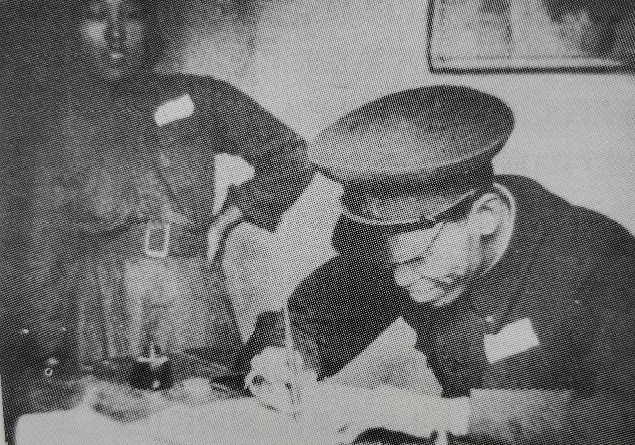 抗美援朝战役打响之前，我军士气高昂，将士们纷纷请求入朝作战，保家卫国。38军军长