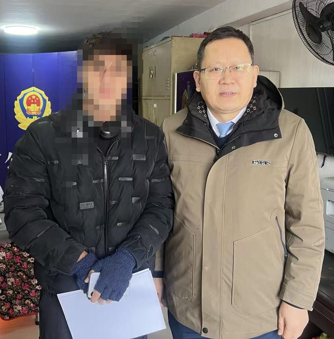 今天上午，如期会见了这个阿富汗孩子的父亲——涉嫌组织他人偷越国（边）境罪，这个孩