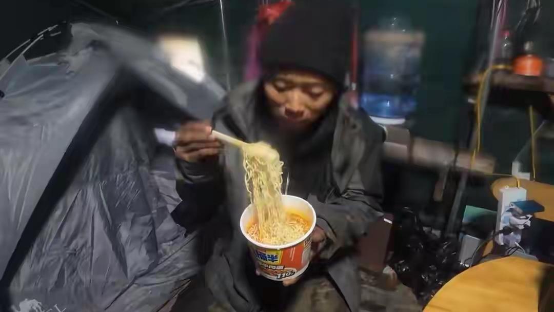 湖南张家界七星山荒野求生挑战赛，那可是网友们紧盯的焦点，选手们在极端环境里求生，