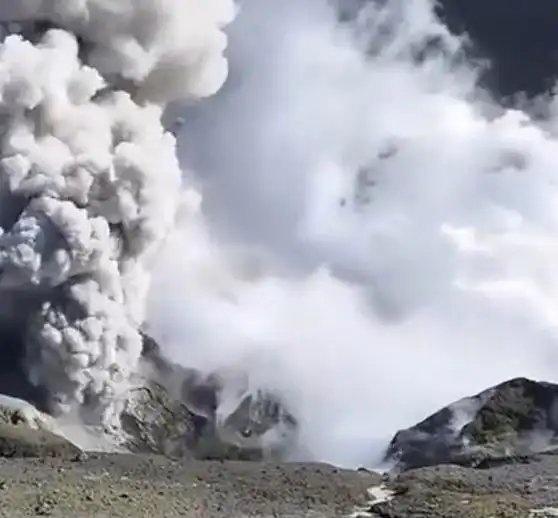 《惊爆！亚欧最高火山凌晨喷发，万米灰柱刺破天际！》播放量：152
作者：热点风潮