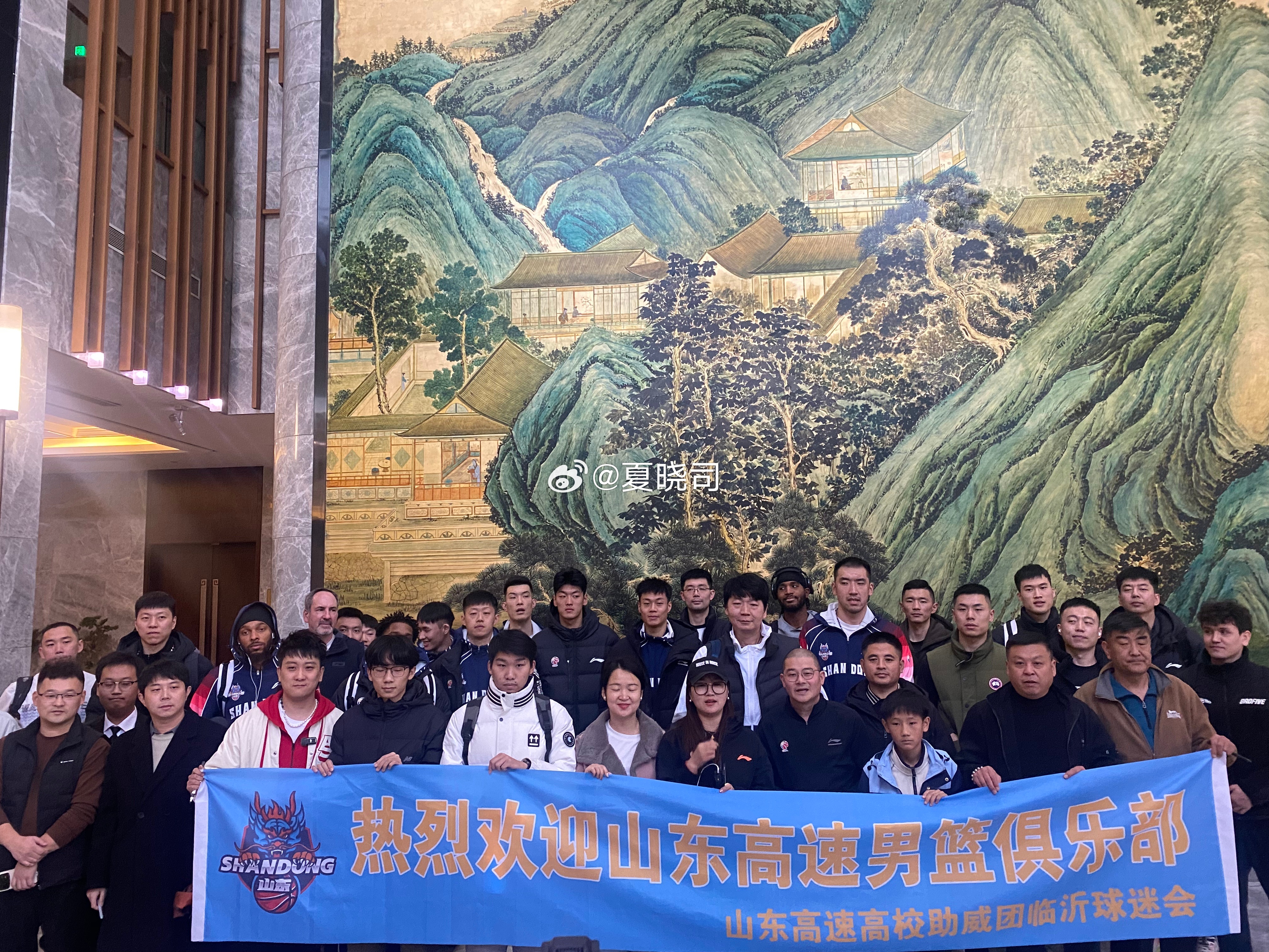 高速男篮抵达临沂，开始适应新赛季比赛场地。 