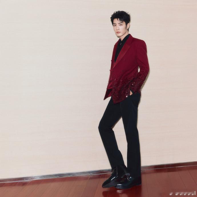 肖战专属定制套装  肖战古驰专属定制套装，真的好帅啊！它就像一把钥匙，开启了肖战