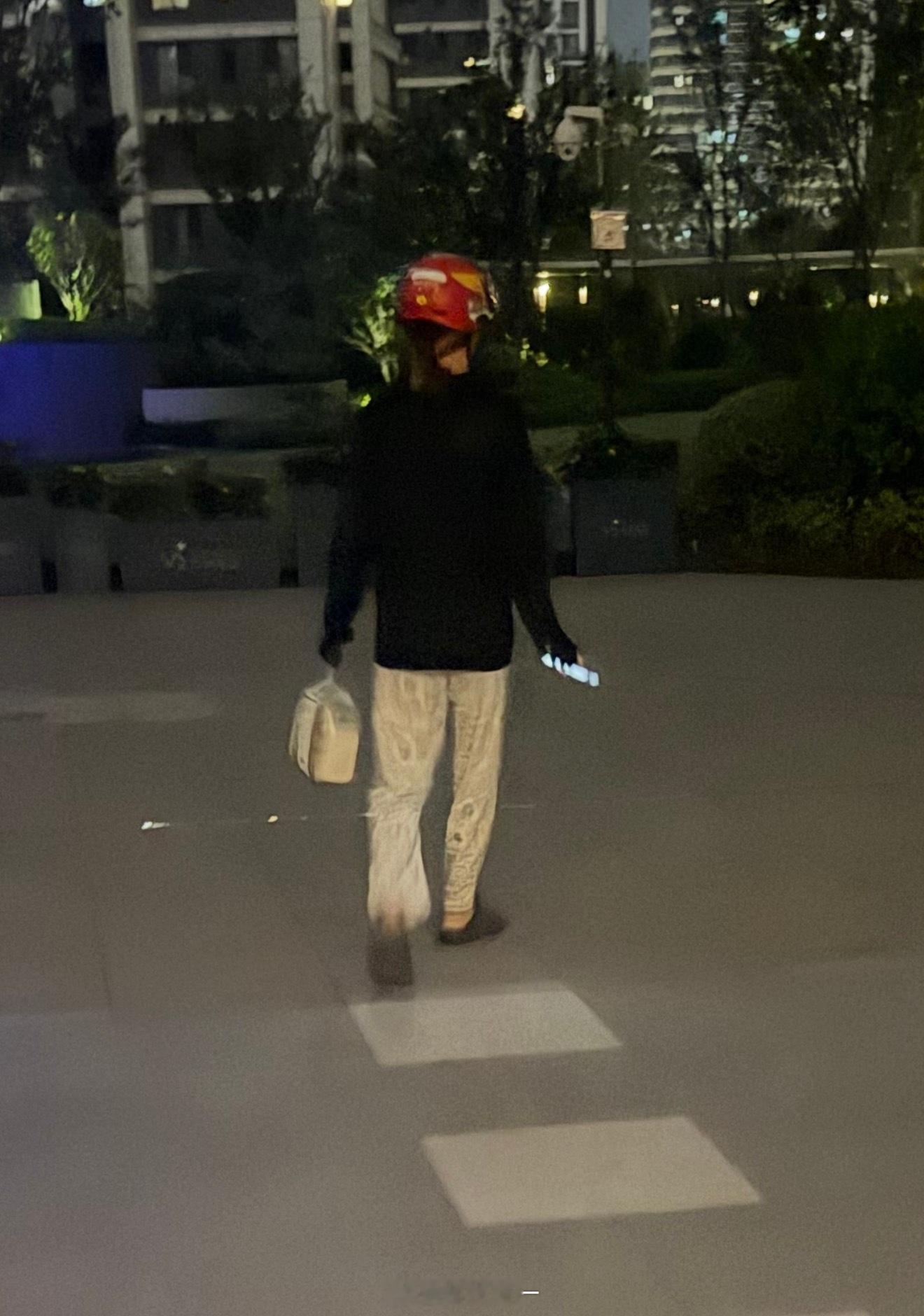 最近经常见到一些年轻人（看着像学生或者白领的）送外卖，也有女生。这是为了锻炼身体