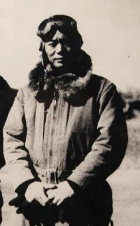 1945年，日军空军大队300多人被俘，一个少佐大胆指着伍修权的腰间：“能不能把