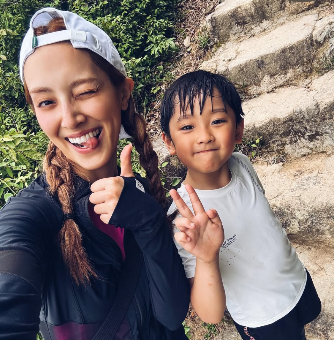 陈凯琳带娃行山，她和郑嘉颖的小孩颜值好高！ ​​​