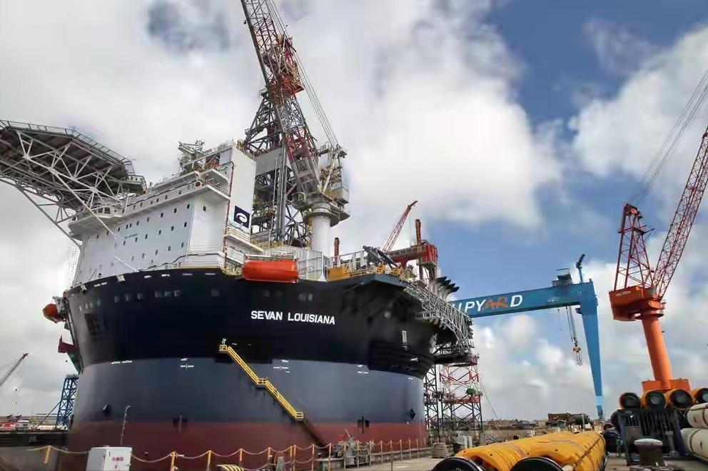 我们的造船业大而不强，虽造船数量位居世界第一，却仅能制造船壳。真正的核心技术——