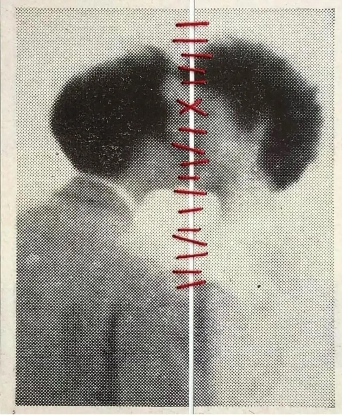 ‼️被他的创意震撼到失语‼️🧶两张分裂的照片，被红色的线缝合在一起。模糊的身影