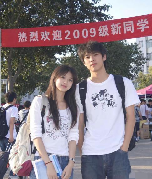 十七年前，我们只是彼此入学合影里的背景。十七年后，只剩下对方最熟悉的那块马赛克。