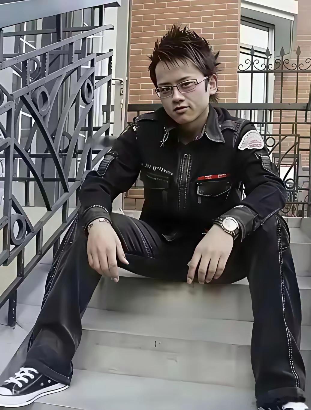 这就是杰哥刚出道的样子，当时已经是湖南卫视一姐的娜娜一眼就喜欢上了他痞痞的样子，