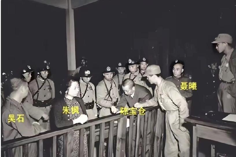 《沉默的荣耀》结局那幕太戳人，但我知道，那是编剧给观众的温柔“谎言”。
 
剧里