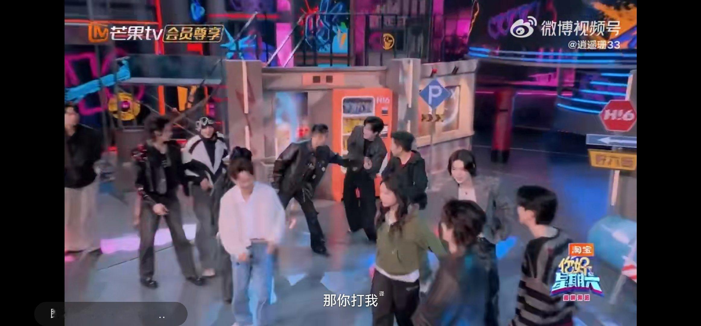 何炅 已经在努力劝架了你好星期六何炅不愧是主持界的常青树，劝架都这么有水平，既给