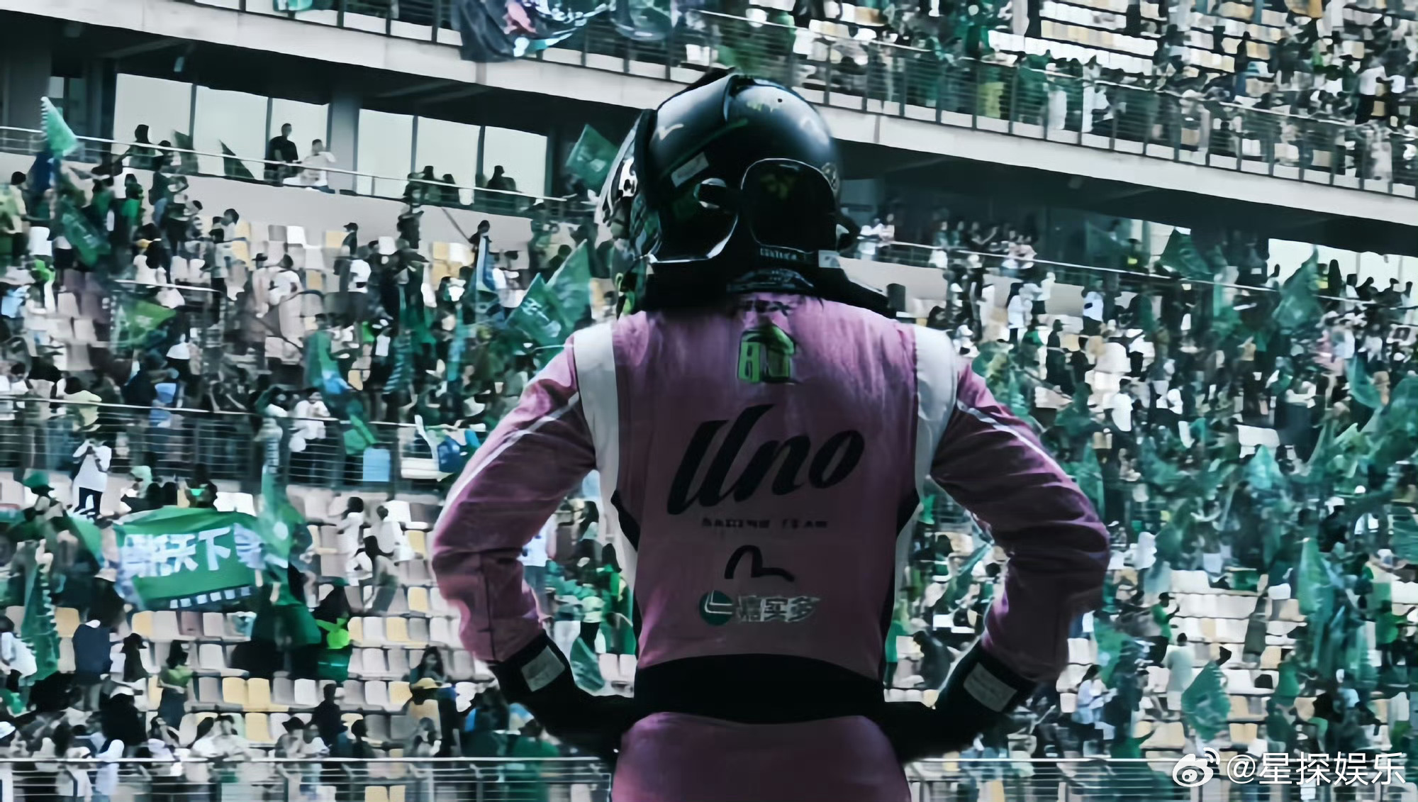 王一博胸肌谁懂啊！王一博巴黎时装周这白色紧身衣造型直接杀疯了！薄肌线条刚刚好，瘦