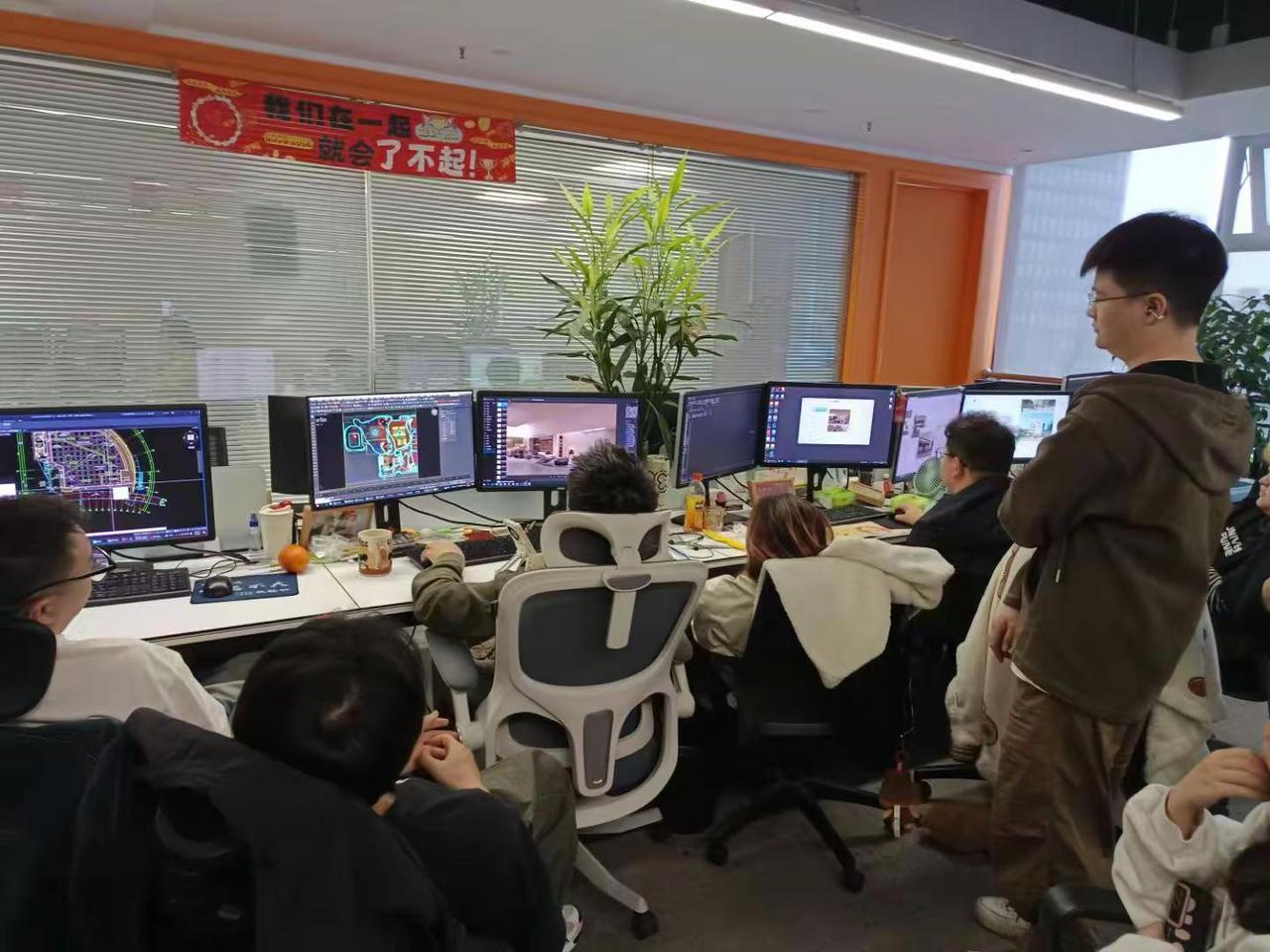 设计师凑一起讨论设计方案。设计 设计师 设计师日常 装修