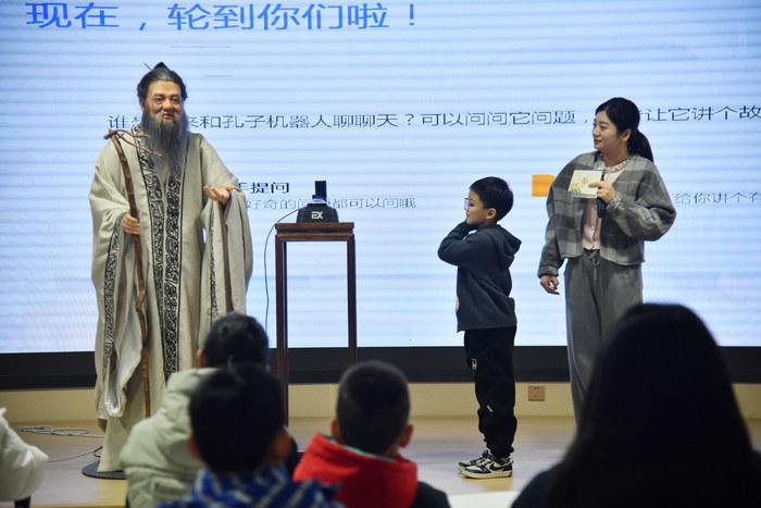 “孔子”现身山东省青少年宫！多元活动开启“美育+科技”新学期！当仿生机器人拱手吟