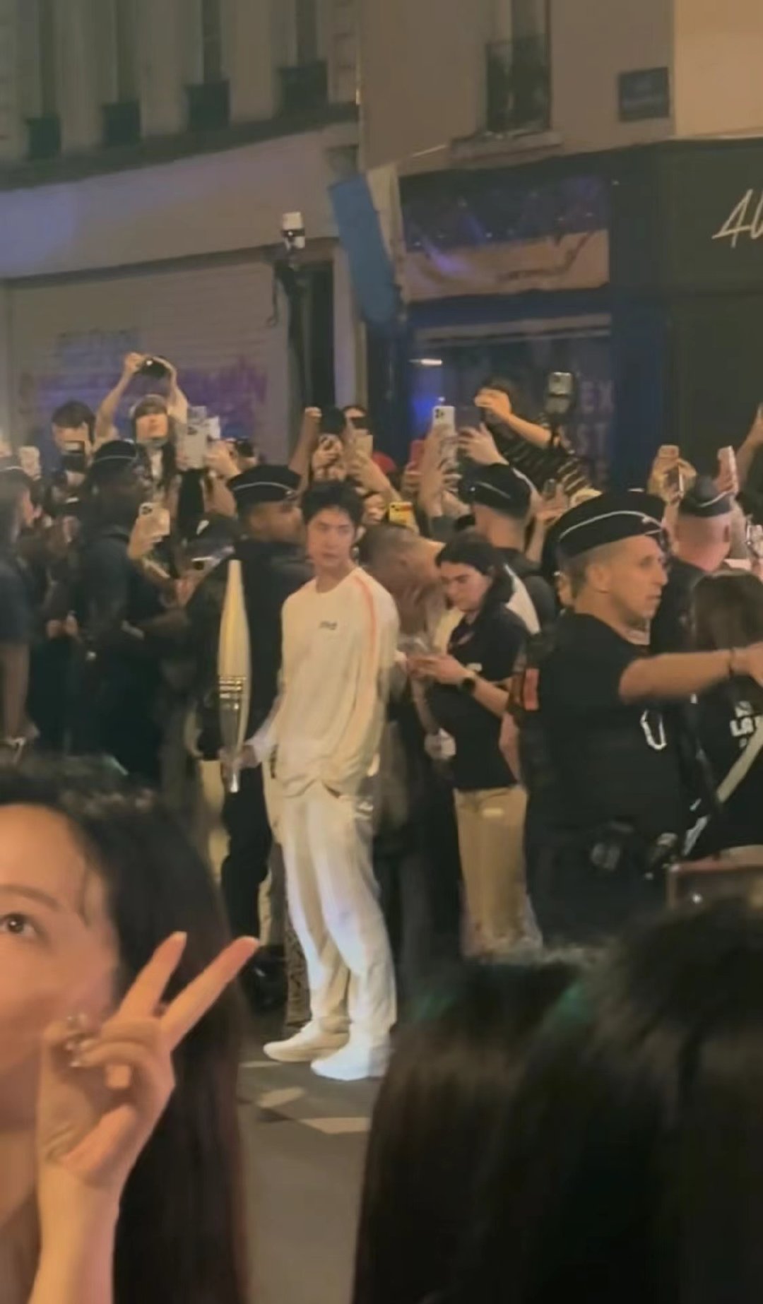 #E142号火炬手王一博##王一博捡起掉落的国旗#王一博捡起掉落的国旗这一刻，王