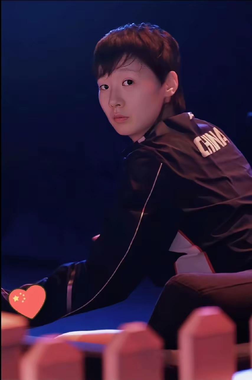 曼昱的这一回眸，恰似乒乓厮杀间隙的绝美温柔，惊艳了世界乒坛，惊艳了整个赛场，惊艳