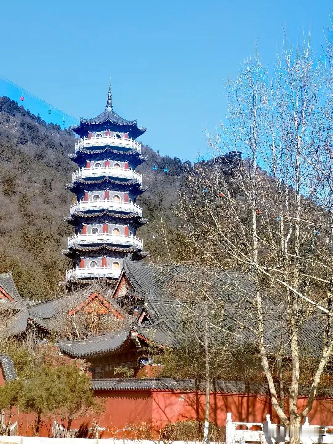 巍峨古塔矗山巅，红墙黄瓦映碧空。
（随缘拍摄）