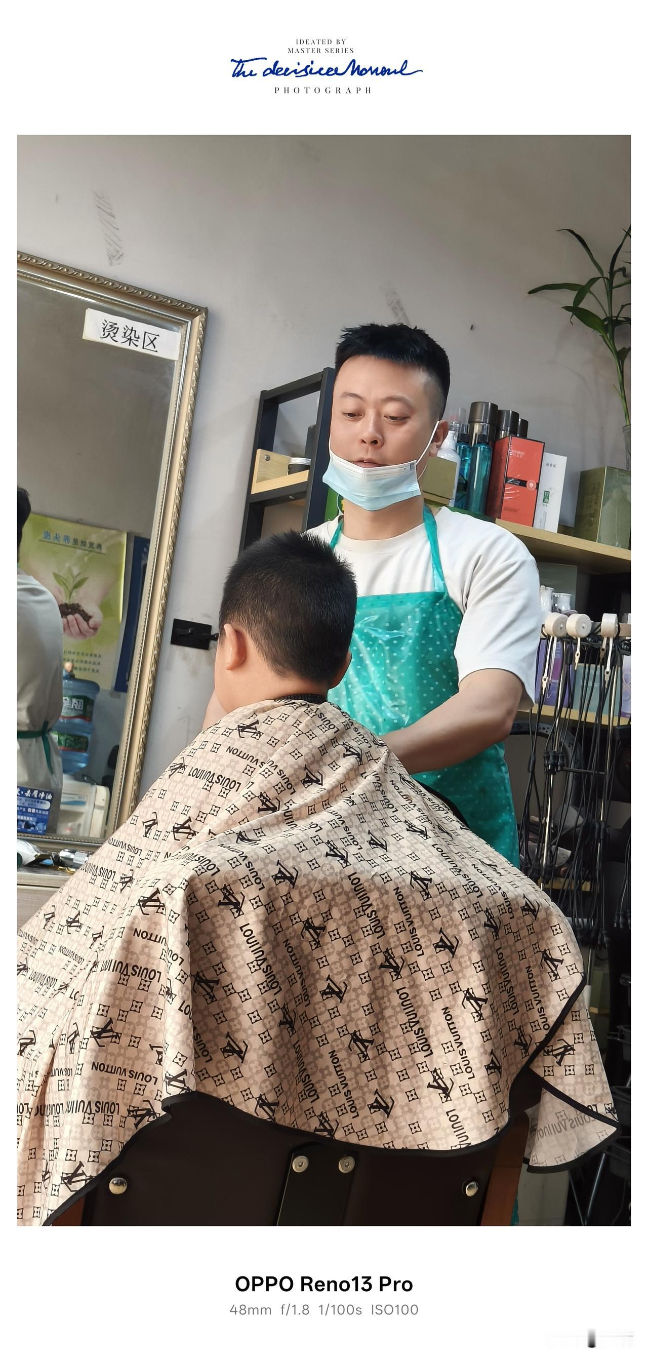 炎炎夏日，天气闷热，小孩子满头长发特别容易出汗，清爽的短发才最适合夏天。今天抽空