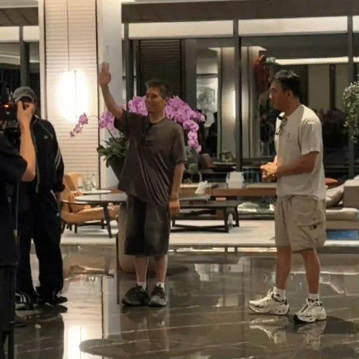 胡军李乃文50岁当艺人助理大哥小助理什么叫实力宠？胡军拎包、李乃文护场，两位大佬