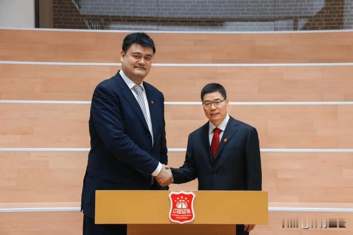 中国篮协主席郭振明在接受央视《篮球公园》专访时透露，他和前任主席姚明仍保持联系，