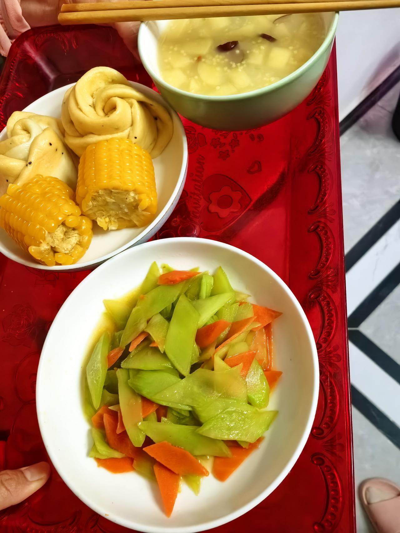 花式馒头，玉米，笋＋胡萝卜

小米，红枣＋苹果粥晒晒我的今日美食