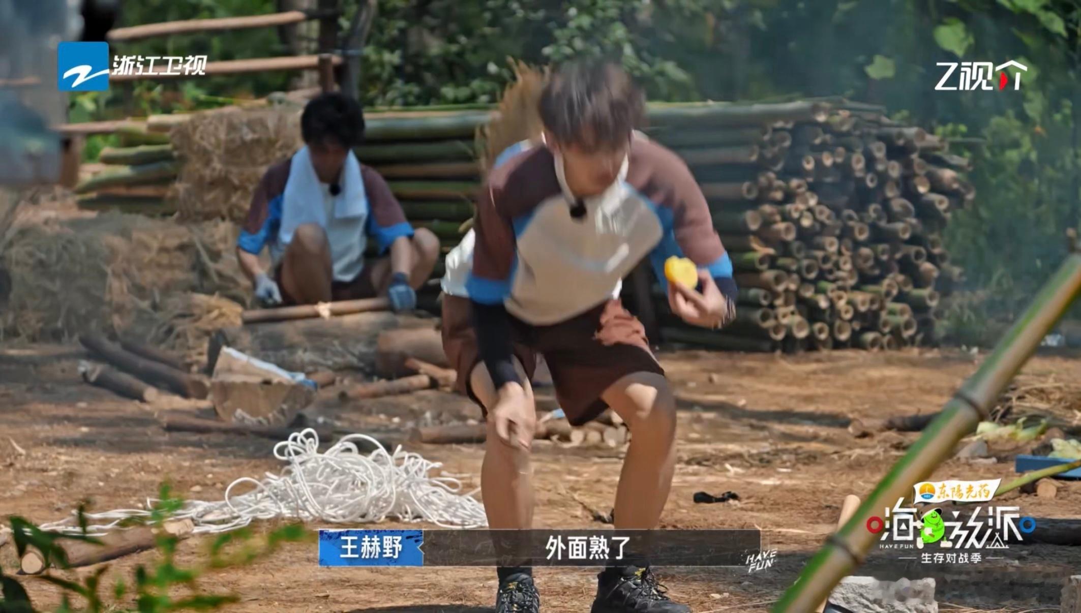 没人告诉王赫野生土豆不能吃吗嗨放派看王赫野做饭真的是一场“惊心动魄”的挑战！生土