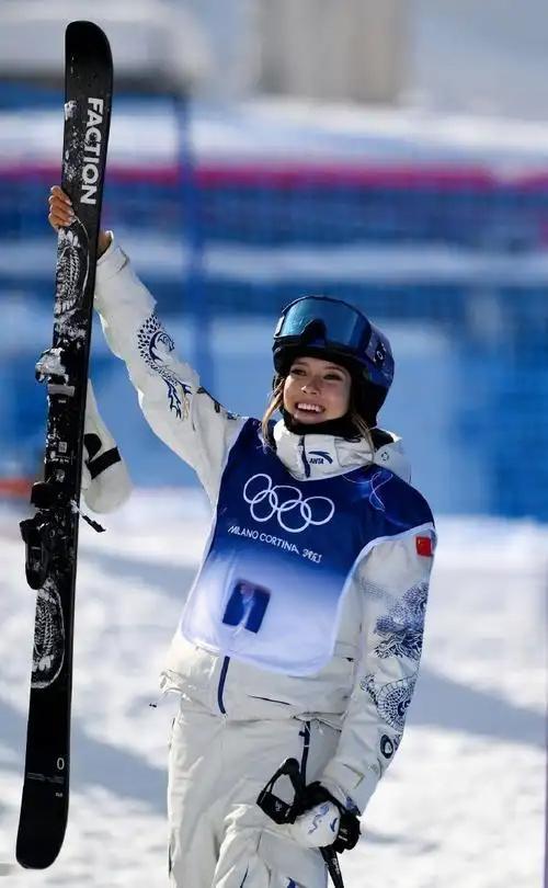 2026米兰冬奥会，谷爱凌在自由式滑雪U型场地技巧赛成功卫冕，赛后她晒金牌霸气回